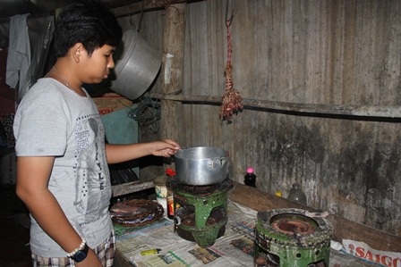 
Ở nhà một mình nên Khoa tự lo cho cuộc sống sau giờ bán vé số
