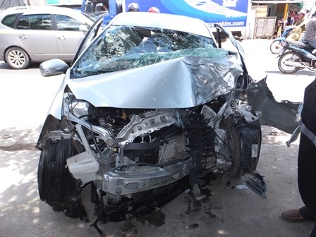 
Tài xế kẹt trong ghế lái sau vụ tai nạn nên người dân phải cạy cửa đưa đi cấp cứu
