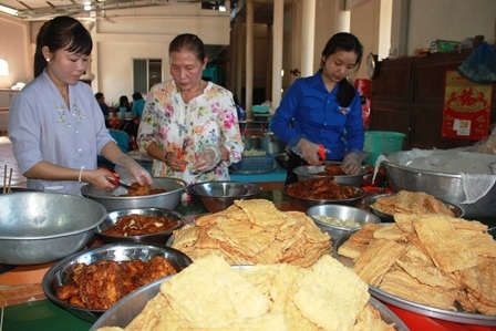 Cơm, nước uống miễn phí làm ấm lòng sĩ tử - 1