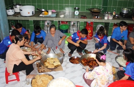 Cơm, nước uống miễn phí làm ấm lòng sĩ tử - 2