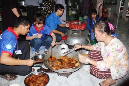 Các tình nguyện viên tất bật nấu cơm, làm thức ăn để kịp phát cho sĩ tử.
