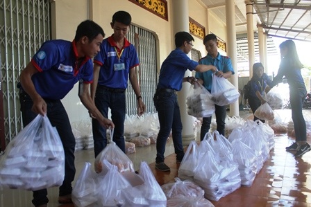 Chuyển cơm đến các điểm thi.