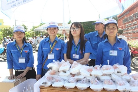 Cơm, nước uống miễn phí làm ấm lòng sĩ tử - 6