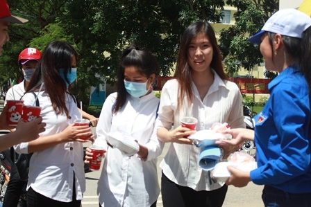 Những suất cơm, nước uống miễn phí được phát tận tay sĩ tử.