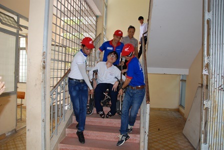 
Các tình nguyện viên nhiệt tình giúp đỡ Chung khi lên, xuống cầu thang.
