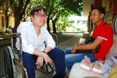 Hai bạn thân cùng nghỉ ngơi để chuẩn bị thi môn tiếp theo.