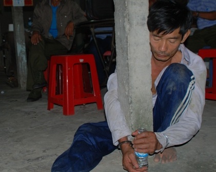 Tên Bình bị người dân bắt giữ giao cơ quan công an xử lý