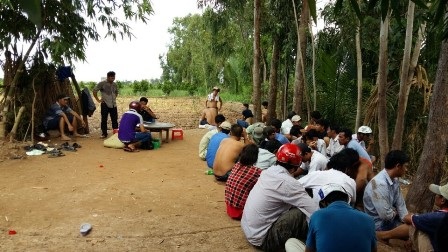 Các đối tượng tham gia đánh bạc bị cơ quan công an bắt giữ