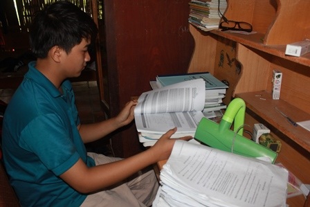 Cậu học trò nghèo bị ung thư mắt chắc suất vào đại học - 2