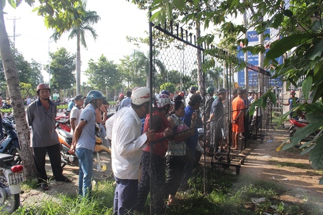 
Người dân hiếu kỳ tới theo dõi vụ việc.
