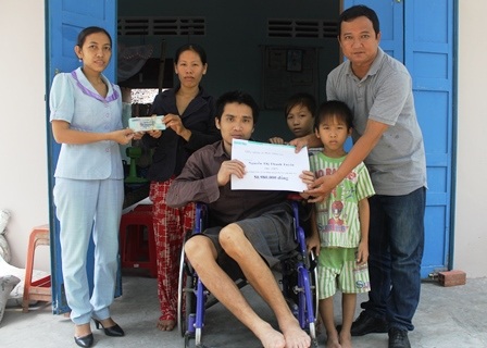 
Phóng viên Dân trí cùng lãnh đạo chính quyền địa phương trao tiền bạn đọc ủng hổ cho gia đình ông Chinh
