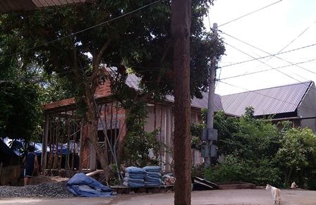 Sẽ thu hồi tiền vụ hỗ trợ nhà tình nghĩa 40 triệu về xây dinh cơ gần 1 tỷ! - 2
Căn nhà hoành tráng của ông Phúc chuẩn bị hoàn thành.