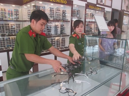Cơ quan chức năng thu giữ mắt kính không rõ nguồn gốc, xuất xứ