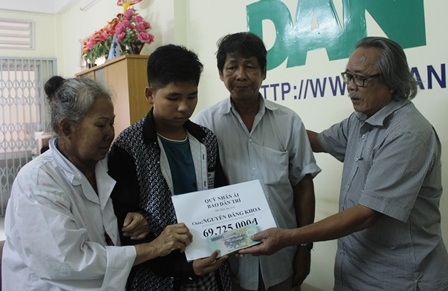 
Nhà báo Phan Huy trao số tiền bạn đọc Báo Điện tử Dân trí ủng hộ cho gia đình
