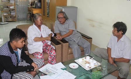 
Nhà báo Phan Huy ân cần động viên, thăm hỏi gia đình cháu Khoa
