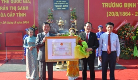 Lễ hội Trương Định trở thành Di sản văn hóa phi vật thể Quốc gia - 1
Tỉnh Tiền Giang đón nhận bằng công nhận Lễ hội Trương Định là Di sản văn hóa phi vật thể cấp Quốc gia (ảnh báo Ấp Bắc)