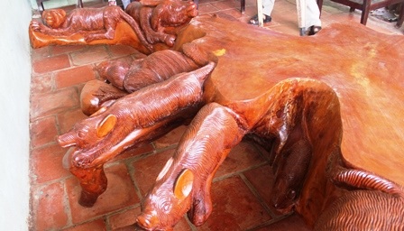 Những con vật tượng trưng cho 12 con giáp được sắp xếp hài hòa xung quanh gốc cây