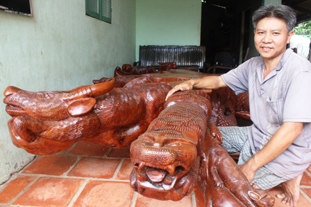 Anh Hoàng Em bên tác phẩm độc đáo của mình