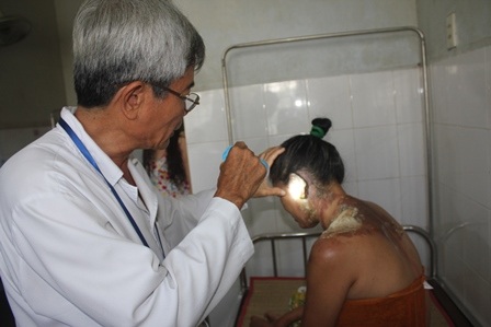 Bác sĩ khám vùng tai của bà L.