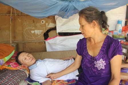 
Người vợ bất lực nhìn chồng đau đớn bởi bệnh ung thư quái ác
