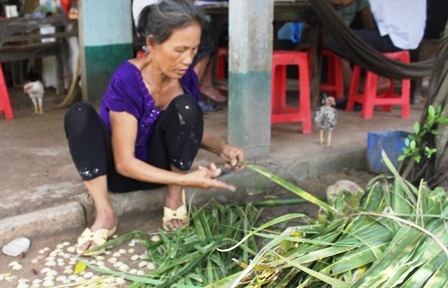 
Bà Nhỏ cũng bệnh tật nên chỉ làm được việc lặt vặt trong nhà
