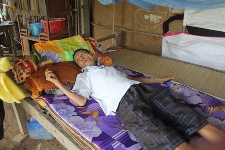 
Không tiền đi bệnh viện nên ông ở nhà uống thuốc nam cầm cự
