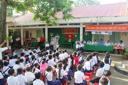 Học sinh ở phum, sóc rộn ràng đến trường đầu năm học mới - 2