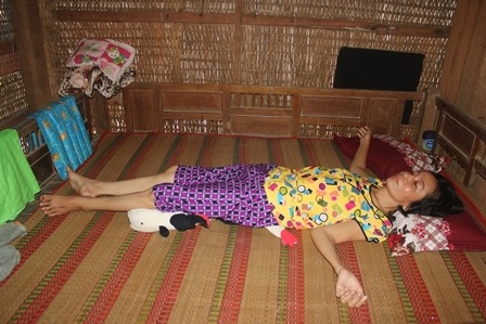 
Từ ngày bị bệnh chị Thu nằm bất động trên giường
