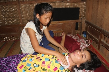 
Đứa con gái 12 tuổi hàng ngày chăm sóc mẹ
