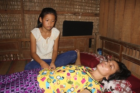 
Bất lực nhìn mẹ sống trong đau đớn vì bệnh viêm tủy cổ
