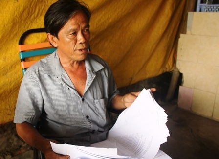 Ông Dân mòn mỏi vác đơn đi kiện đòi đất suốt gần 10 năm