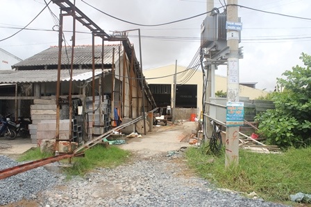 Phần đất của ông Dân bị cơ sở sản xuất nước đá chiếm xây dựng nhà xưởng