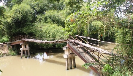 Cây cầu bắc qua kênh Cả Gáo đã hư hỏng nặng.