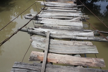 
Những thanh gỗ ở nhịp giữa đã hư hỏng, những sợi dây sắt vừa chịu lực vừa làm tay vịn.
