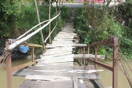 Tay vịn bằng tre rất nguy hiểm cho các cháu nhỏ.