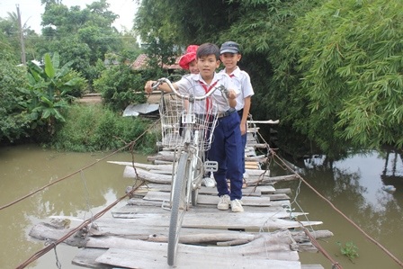 Hàng trăm học sinh thấp thỏm khi phải qua cây cầu sắp sập - 5