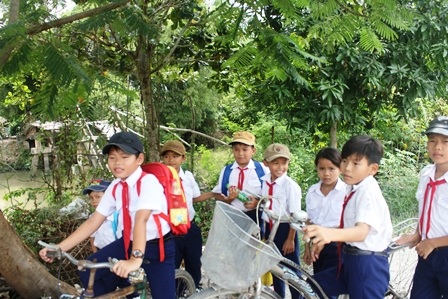 Học sinh nơi đây rất mong mỏi có cây cầu an toàn để qua lại.