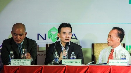 Mở “nút thắt” cho kiều bào, người nước ngoài mua nhà - 1 Ths Robert Trần (giữa) cho biết, người nước ngoài quen với mô hình mua sản phẩm bất động sản hoàn chỉnh