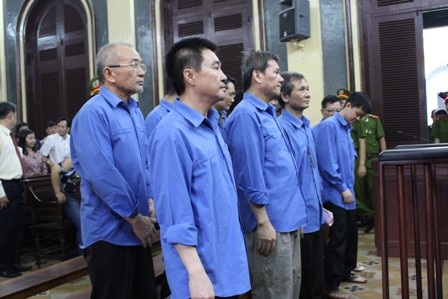 Nguyên giám đốc Agribank chi nhánh 6 lĩnh 20 năm tù - 1 Các bị cáo nghe tòa tuyên án