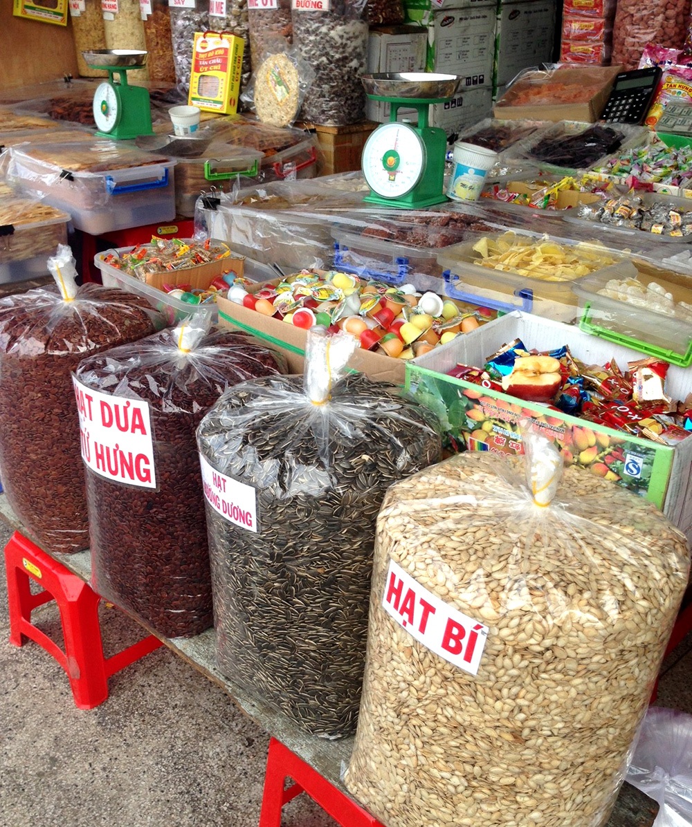 Những mặt hàng 3 không được bày bán tại chợ Bình Tây, quận 6 (Ảnh: T.Kiên)