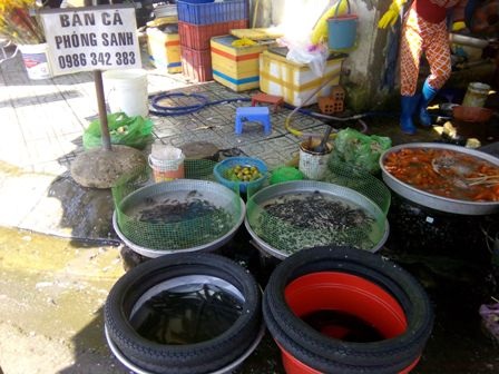 Chợ truyền thống ùn ứ người mua đồ cúng tiễn ông Táo - 11