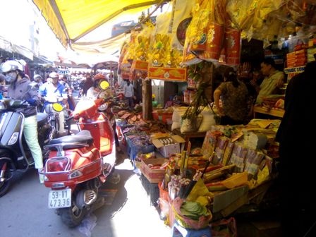 Chợ truyền thống ùn ứ người mua đồ cúng tiễn ông Táo - 3