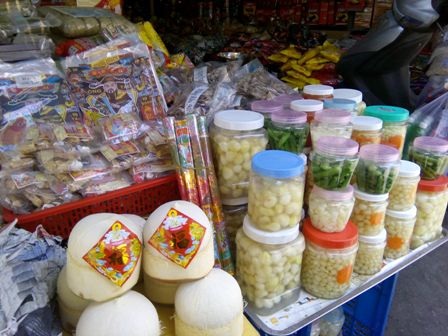 Chợ truyền thống ùn ứ người mua đồ cúng tiễn ông Táo - 8