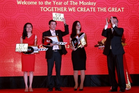 Thưởng Tết: Ngân hàng mỏi mắt trông, bất động sản mỏi tay đếm - 2
Ông chủ bất động sản thưởng tết cho nhân viên đếm mỏi cổ tay