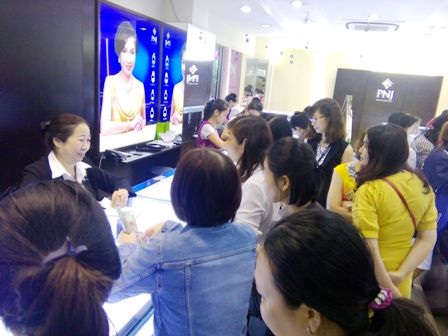 Ngày Vía Thần Tài: Nhân viên tiệm vàng uống sữa lấy sức phục vụ "thượng đế" - 1 Ngay từ sáng sớm, tiệm vàng đã đông nghẹt khách vào mua