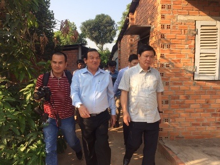 Bí thư Đinh La Thăng chỉ đạo "nóng" làm đường vào nhà Mẹ Việt Nam anh hùng - 1 Bí thư Thành ủy TPHCM Đinh La Thăng (phải) đến tận nhà thăm hỏi các gia đình chính sách