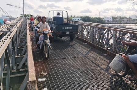 Dân mong Bí thư Thăng "giải cứu" 4 cây cầu già nua - 2 Cây cầu này đã tồn tại 60 năm tuổi, xuống cấp trầm trọng cần được thay thế