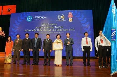 Trường ĐH Luật TPHCM nhận huân chương Lao động hạng Nhất - 3 Bốn cá nhân vinh dự nhận bằng khen của Thủ tướng. Ngoài ra, tập thể và các cá nhân của trường còn nhận bằng khen của Bộ GD&ĐT, UBND TPHCM.