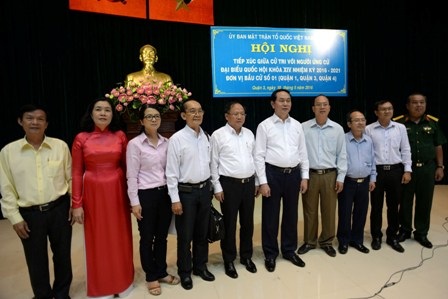 Chủ tịch nước: Kiên quyết đấu tranh ngoại giao với nước có tàu xâm phạm chủ quyền - 6 Chủ tịch nước Trần Đại Quang chụp hình lưu niệm cùng cử tri sau hội nghị