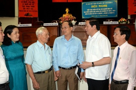 Chủ tịch nước Trần Đại Quang thăm hỏi cử tri sau hội nghị